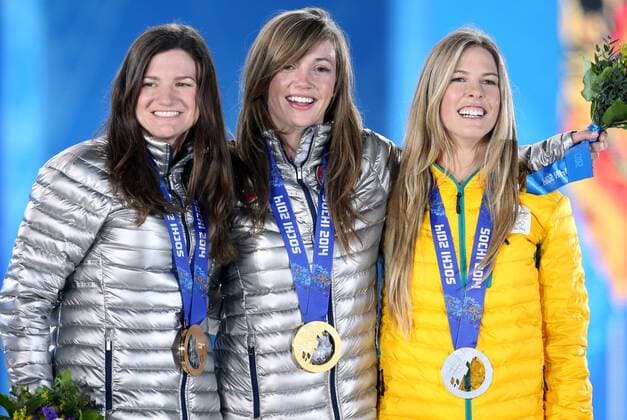 OLYMPIA - Olympische Spiele 2014 SOTSCHI,RUSSLAND,13.FEB.14 - DIVERS, OLYMPIA, SNOWBORAD - Olympische Winterspiele Sotschi 2014, Halfpipe, Damen, Siegerehrung, Medaillenvergabe am Medal Plaza. Bild zeigt Kelly Clark (USA), Kaitlyn Farrington (USA) und Torah Bright (AUS). Keywords: Medaille. 