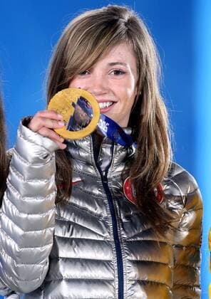 OLYMPIA - Olympische Spiele 2014 SOTSCHI,RUSSLAND,13.FEB.14 - DIVERS, OLYMPIA, SNOWBORAD - Olympische Winterspiele Sotschi 2014, Halfpipe, Damen, Siegerehrung, Medaillenvergabe am Medal Plaza. Bild zeigt Kaitlyn Farrington (USA). Keywords: Medaille. 