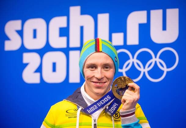 Sotschi , 130214 , Olympiapark Sotschi , Medaillen-Übergabe im Bild: Gold für Eric Frenzel (Deutschland), Nordische Kombination Einzel Normalschanze - Skilanglauf