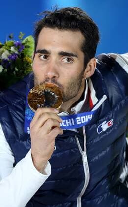 OLYMPIA - Olympische Spiele 2014 SOTSCHI,RUSSLAND,14.FEB.14 - DIVERS, OLYMPIA, BIATHLON- Olympische Winterspiele Sotschi 2014, Siegerehrung, Medaillenvergabe am Medal Plaza, 20km Einzel der Herren. Bild zeigt Martin Fourcade (FRA). Keywords: Medaille. 