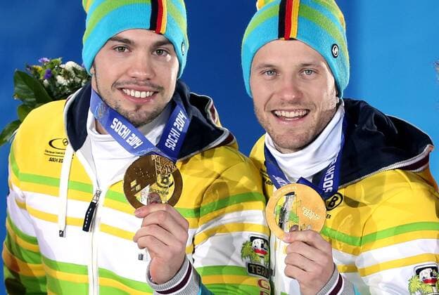 OLYMPIA - Olympische Spiele 2014 SOTSCHI,RUSSLAND,14.FEB.14 - DIVERS, OLYMPIA, RODELN - Olympische Winterspiele Sotschi 2014, Siegerehrung, Medaillenvergabe am Medal Plaza, Kunstbahnrodeln, Doppelsitzer der Herren. Bild zeigt Tobias Wendl und Tobias Arlt (GER). Keywords: Medaille. 