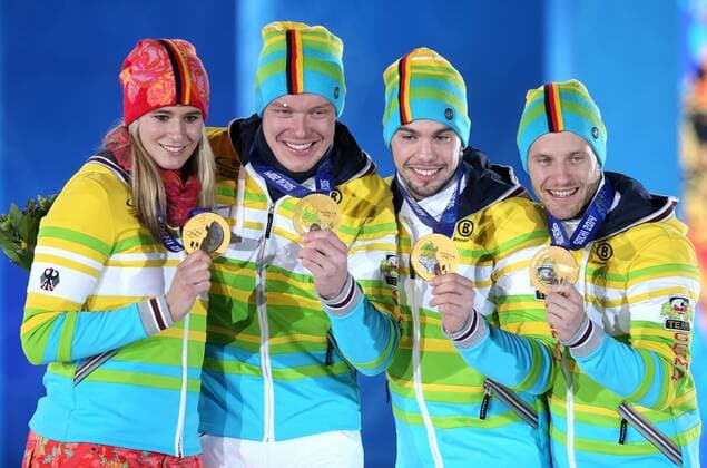 OLYMPIA - Olympische Spiele 2014 SOTSCHI,RUSSLAND,14.FEB.14 - DIVERS, OLYMPIA, RODELN- Olympische Winterspiele Sotschi 2014, Siegerehrung, Medaillenvergabe am Medal Plaza, Team Staffel. Bild zeigt Natalie Geisenberger, Felix Loch, Tobias Wendl und Tobias Arlt (GER). Keywords: Medaille. 