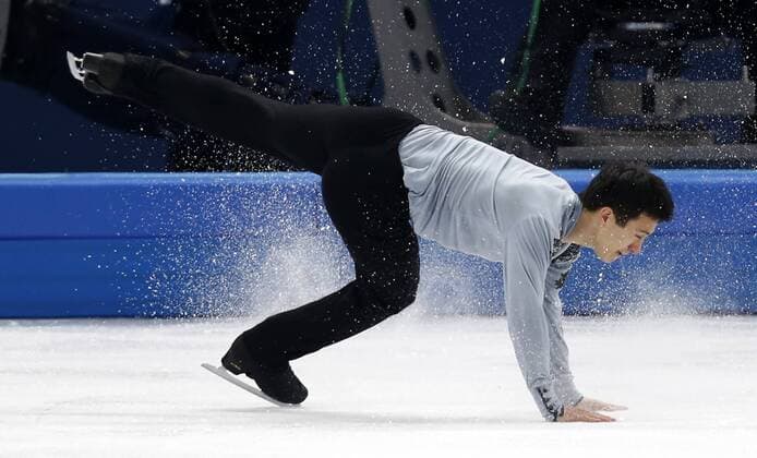 (140214) -- SOCHI, Feb. 14, 2014 (Xinhua) -- Canada s Patrick Chan falls during the men s free skating of Figure Skating event at the 2014 Sochi Winter Olympic Games in Sochi, Russia, Feb. 14, 2014. Patrick Chan won the silver medal with a total score of 275.62 points. (Xinhua Wang Lili) (SP)OLY-RUSSIA-SOCHI-FIGURE SKATING-MEN S FREE SKATING 