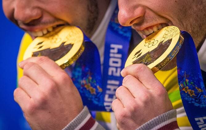 Sotschi , 140214 , Olympiapark Sotschi , Medaillen-Übergabe im Bild: Gold für Tobias Wendl und Tobias Arlt (Deutschland), Rennrodeln Doppelsitzer