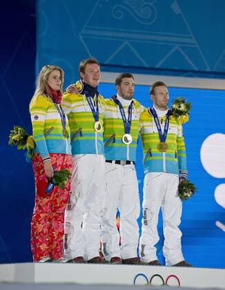 Team Deutschland von links: Natalie GEISENBERGER, GER, Felix LOCH, GER, Tobias WENDL, GER, Tobias ARLT, GER, 1. Platz, Goldmedaillengewinner, Gold, Goldmedaille, Olympiasieger, praesentieren ihre Medaillen, Rodel, Luge, Team-Wettbewerb, Team Relay, Staffel, Siegerehrung, Medal Ceremony, Medal Plaza, 14.02.2014, XXII. Olympische Winterspiele 2014, vom 07.02. - 23.02.2014 in Sotschi Russland.