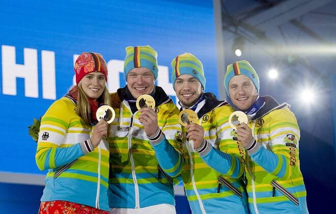Team Deutschland von links: Natalie GEISENBERGER, GER, Felix LOCH, GER, Tobias WENDL, GER, Tobias ARLT, GER, 1. Platz, Goldmedaillengewinner, Gold, Goldmedaille, Olympiasieger, praesentieren ihre Medaillen, Rodel, Luge, Team-Wettbewerb, Team Relay, Staffel, Siegerehrung, Medal Ceremony, Medal Plaza, 14.02.2014, XXII. Olympische Winterspiele 2014, vom 07.02. - 23.02.2014 in Sotschi Russland.