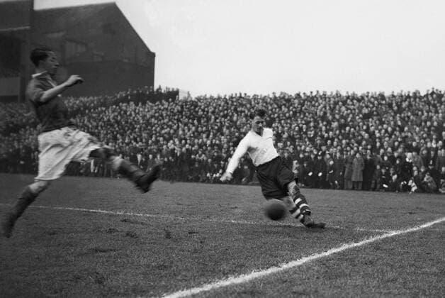 Football - 1946 1947 First Division - Preston North End 1 Manchester United 1 Preston s Tom Finney crosses the ball as United s Billy McGlen attempts to close him down at Deepdale. 