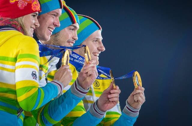 Sotschi , 140214 , Olympiapark Sotschi , Medaillen-Übergabe im Bild: Gold für Natalie Geisenberger, Felix Loch, Tobias Wendl und Tobias Arlt (Deutschland), Rennrodeln Teamstaffel