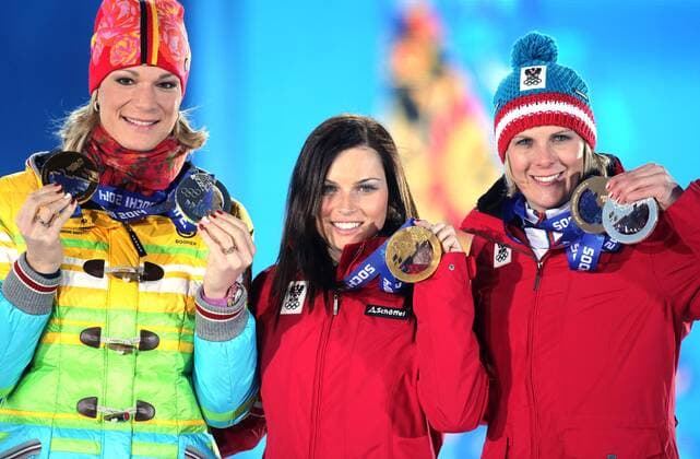 OLYMPIA - Olympische Spiele 2014 SOTSCHI,RUSSLAND,15.FEB.14 - DIVERS, OLYMPIA, SKI ALPIN - Olympische Winterspiele Sotschi 2014, Super G der Damen, Siegerehrung, Medaillenvergabe am Medal Plaza. Bild zeigt Maria Höfl Riesch (GER), Anna Fenninger und Nicole Hosp (AUT). Keywords: Medaillie. 