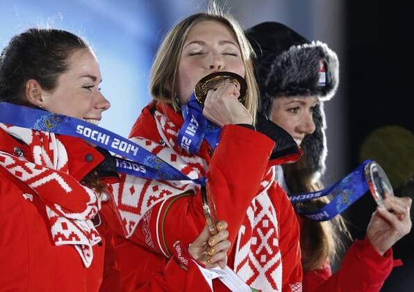 (140215) -- SOCHI, Feb. 15, 2014 (Xinhua) -- Gold medalist Darya Domracheva (C) of Belarus, silver medalist Selina Gasparin(R) of Switzerland and bronze medalist Madezhda Skardino of Belarus pose during the awarding ceremony for the women s 15km individual of Biathlon at the 2014 Sochi Winter Olympic Games in Sochi, Russia, Feb. 15, 2014. (Xinhua Wang Lili) (SP)OLY-RUSSIA-SOCHI-BIATHLON-WOMEN S 15KM INDIVIDUAL 