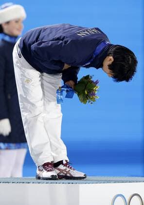 (140215) -- SOCHI, Feb. 15, 2014 (Xinhua) -- Gold medalist Japan s Yuzuru Hanyu bows on the podium during the awarding ceremony for the men s free skating of Figure Skating event at the 2014 Sochi Winter Olympic Games in Sochi, Russia, Feb. 15, 2014. (Xinhua Wang Lili) (SP)OLY-RUSSIA-SOCHI-FIGURE SKATING-MEN S FREE SKATING 