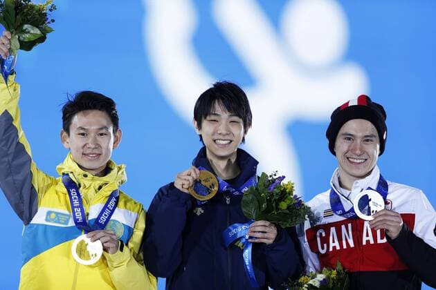 (140215) -- SOCHI, Feb. 15, 2014 (Xinhua) -- Gold medalist Japan s Yuzuru Hanyu (C), silver medalist Canada s Patrick Chan (R) and bronze medalist Kazakhstan s Denis Ten pose during the awarding ceremony for the men s free skating of Figure Skating event at the 2014 Sochi Winter Olympic Games in Sochi, Russia, Feb. 15, 2014. (Xinhua Wang Lili) (SP)OLY-RUSSIA-SOCHI-FIGURE SKATING-MEN S FREE SKATING 