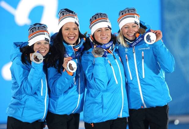 OLYMPIA - Olympische Spiele 2014 SOTSCHI,RUSSLAND,16.FEB.14 - DIVERS, OLYMPIA, SKI NORDISCH, LANGLAUF - Olympische Winterspiele Sotschi 2014, 4x5km Staffel der Damen, Siegerehrung, Medaillenvergabe am Medal Plaza. Bild zeigt Anne Kylloenen, Aino-Kaisa Saarinen, Kerttu Niskanen und Krista Lahteenmaki (FIN). Keywords: Medaille.
