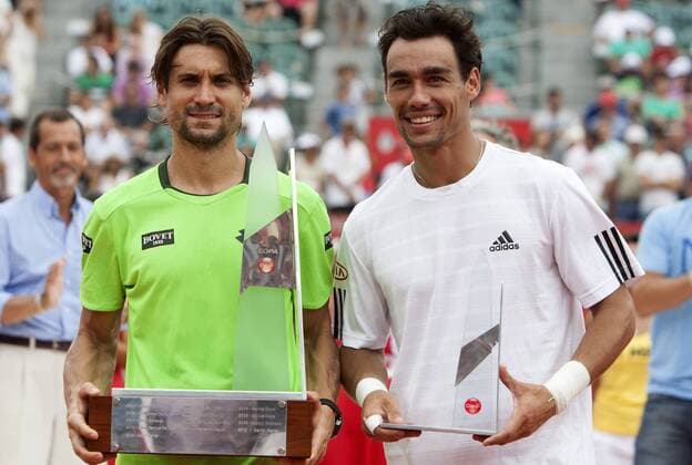 David Ferrer (L) of Spain and Fabio Fognini of Italy pose for picture during the awarding ceremony after their 2014 ATP Tennis Herren Buenos Aires final tennis match, in Buenos Aires, Argentina, on Feb. 16, 2014.(Xinhua Martin Zabala) (vf) (ah) (SP)ARGENTINA-BUENOS AIRES-TENNIS-ATP 