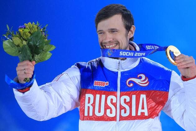 ITAR-TASS: SOCHI, RUSSIA. FEBRUARY 16, 2014. Gold medalist Alexander Tretiakov of Russia poses with his medal at a victory ceremony for the men s skeleton event at the Sochi 2014 Winter Olympic Games, at Medals Plaza.  premiumd Aufmacher RE139B6F