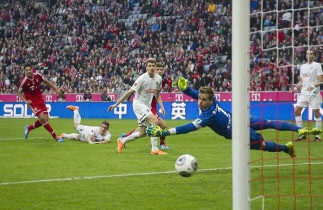Claudio PIZARRO, Bayern, trifft zum 4:0 Tor, Oliver SORG, Immanuel HOEHN (HÖHN) und Torwart Oliver BAUMANN (von links), alle Freiburg. Fussball, FC Bayern Muenchen (München) - SC Freiburg 4:0, Bundesliga, Saison 2013 2014, 21.Spieltag, am 15.02.2014 in Muenchen A L L I A N Z A R E N A Deutschland.