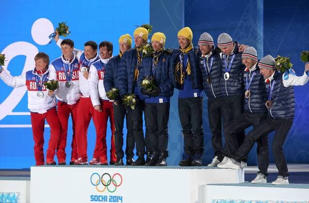 OLYMPIA - Olympische Spiele 2014 SOTSCHI,RUSSLAND,17.FEB.14 - DIVERS, OLYMPIA, SKI NORDISCH, LANGLAUF - Olympische Winterspiele Sotschi 2014, 4x10km Staffel der Herren, Siegerehrung, Medaillenvergabe am Medal Plaza. Bild zeigt den Jubel von Dmitriy Japarov, Alexander Bessmertnykh, Alexander Legkov, Maxim Vylegzhanin (RUS), Lars Nelson, Daniel Richardsson, Johan Olsson, Marcus Hellner (SWE), Jean Marc Gaillard, Maurice Manificat, Robin Duvillard und Ivan Perrillat Boiteux (FRA). Keyword: Medaille 
