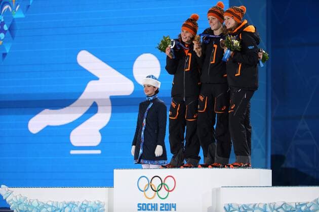 OLYMPIA - Olympische Spiele 2014 SOTSCHI,RUSSLAND,17.FEB.14 - DIVERS, OLYMPIA, EISSCHNELLLAUF - Olympische Winterspiele Sotschi 2014, 1500m der Damen, Siegerehrung, Medaillenvergabe am Medal Plaza. Bild zeigt Ireen Wüst, Jorien ter Mors und Lotte van Beek (NED). Keywords: Medaille. 