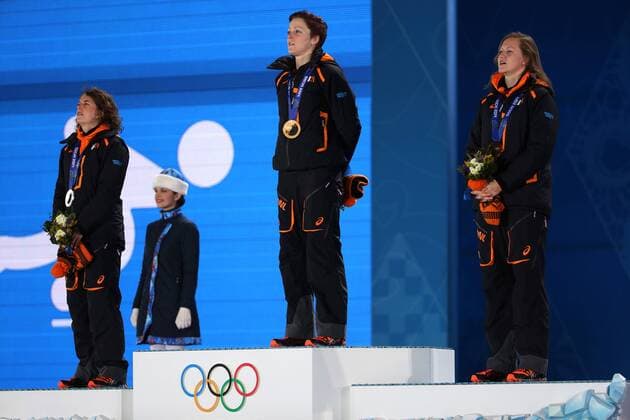 OLYMPIA - Olympische Spiele 2014 SOTSCHI,RUSSLAND,17.FEB.14 - DIVERS, OLYMPIA, EISSCHNELLLAUF - Olympische Winterspiele Sotschi 2014, 1500m der Damen, Siegerehrung, Medaillenvergabe am Medal Plaza. Bild zeigt Ireen Wüst, Jorien ter Mors und Lotte van Beek (NED). Keywords: Medaille. 