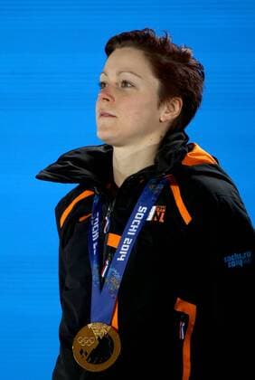 OLYMPIA - Olympische Spiele 2014 SOTSCHI,RUSSLAND,17.FEB.14 - DIVERS, OLYMPIA, EISSCHNELLLAUF - Olympische Winterspiele Sotschi 2014, 1500m der Damen, Siegerehrung, Medaillenvergabe am Medal Plaza. Bild zeigt Jorien ter Mors (NED). Keyword: Medaille 