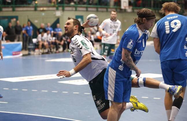 Wuppertal, Unihalle, 15.02.14: Wetzlarer Jens Tiedtke (L) im Handballspiel der Handball Bundesliga zwischen Bergischer HC vs. HSG Wetzlar in der Saison 2013 2014.