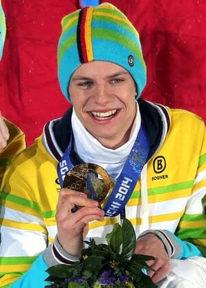 OLYMPIA - Olympische Spiele 2014 SOTSCHI,RUSSLAND,18.FEB.14 - DIVERS, OLYMPIA, SKI NORDISCH, SKISPRINGEN - Olympische Winterspiele Sotschi 2014, Grossschanze, Teambewerb der Herren, Siegerehrung, Medaillenvergabe am Medal Plaza. Bild zeigt Andreas Wellinger (GER). Keywords: Medaille. 