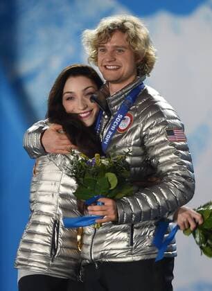 (140218) -- SOCHI, Feb. 18, 2014 (Xinhua) -- Gold medalists Meryl Davis(L) Charlie White of the US pose at the victory ceremony for the ice dance of the Figure Skating at the 2014 Sochi Winter Olympic Games in Sochi, Russia, Feb. 18, 2014. (Xinhua Wang Haofei) (SP)OLY-RUSSIA-SOCHI-FIGURE SKATING-ICE DANCE 