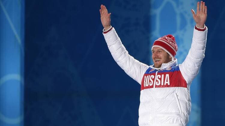 (140218) -- SOCHI, Feb. 18, 2014 (Xinhua) -- Silver medalist Nikolay Olyunin of Russia poses at the victory ceremony for men s snowboard cross at the 2014 Sochi Winter Olympic Games in Sochi, Russia, Feb. 18, 2014. (Xinhua Wang Haofei) (SP)OLY-RUSSIA-SOCHI-SNOWBOARD-MEN S SNOWBOARD CROSS 