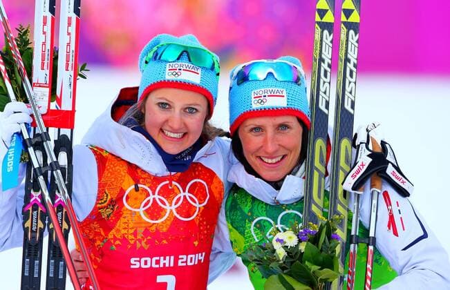 (140219) -- SOCHI, Feb. 19, 2014 (Xinhua) -- Gold medalists Ingvild Flugstad Östberg (L) and Marit Björgen of Norway pose at the flower ceremony for the ladies team sprint classic of Cross Country at the 2014 Sochi Winter Olympic Games in Sochi, Russia, Feb. 19, 2014. Team Norway won the gold medal with 16 minutes and 4.05 seconds. (Xinhua Gong Bing) (SP)OLY-RUSSIA-SOCHI-CROSS COUNTRY-LADIES TEAM SPRINT CLASSIC 