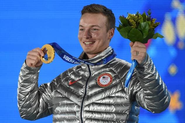 (140219) -- SOCHI, Feb. 19, 2014 (Xinhua) -- Gold medalist David Wise of the United States poses at the awarding ceremony for men s ski halfpipe of Freestyle Skiing at the 2014 Sochi Winter Olympic Games in Sochi, Russia, Feb. 19, 2014. (Xinhua Wang Haofei) (SP)OLY-RUSSIA-SOCHI-FREESTYLE SKIING-MEN S SKI HALFPIPE 
