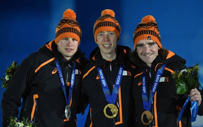 (140219) -- SOCHI, Feb. 19, 2014 (Xinhua) -- Gold medalist Jorrit Bergsma (C) of the Netherlands, silver medalist Sven Kramer (L) of the Netherlands and bronze medalist Bob de Jong of the Netherlands pose during the awarding ceremony for the men s 10000m of speed skating Eisschnelllauf at the 2014 Sochi Winter Olympic Games in Sochi, Russia, Feb. 19, 2014. (Xinhua Wang Haofei) (SP)OLY-RUSSIA-SOCHI-speed skating Eisschnelllauf-MEN S 10000M 