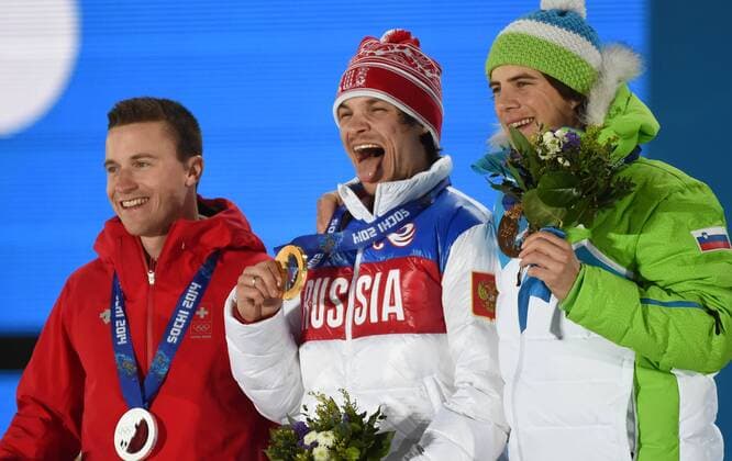 (140219) -- SOCHI, Feb. 19, 2014 (Xinhua) -- Gold medalist Vic Wild (C) of Russia, silver medalist Nevin Galmarini (L) of Switzerland and bronze medalist Zan Kosir of the Czech Republic pose during the awarding ceremony for the men s parallel giant slalom finals at the 2014 Sochi Winter Olympic Games in Sochi, Russia, Feb. 19, 2014. (Xinhua Wang Haofei) (SP)OLY-RUSSIA-SOCHI-SNOWBOARD-MEN S PARALLEL GIANT SLALOM FINALS 