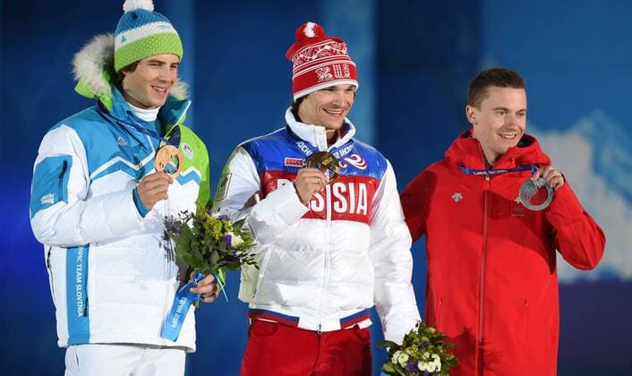 (140219) -- SOCHI, Feb. 19, 2014 (Xinhua) -- Gold medalist Vic Wild (C) of Russia, silver medalist Nevin Galmarini (R) of Switzerland and bronze medalist Zan Kosir of the Czech Republic pose during the awarding ceremony for the men s parallel giant slalom finals at the 2014 Sochi Winter Olympic Games in Sochi, Russia, Feb. 19, 2014. (Xinhua Wang Haofei) (SP)OLY-RUSSIA-SOCHI-SNOWBOARD-MEN S PARALLEL GIANT SLALOM FINALS 