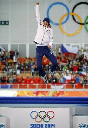 (140219) -- SOCHI, Feb. 19, 2014 (Xinhua) -- Martina Sablikova of the Czech Republic celebrates during the flower ceremony after the ladies 5000m of speed skating Eisschnelllauf at the 2014 Sochi Winter Olympic Games in Sochi, Russia, Feb. 19, 2014. Martina Sablikova won the gold medal with a time of 6 minutes and 51.54 seconds. (Xinhua Wang Lili) (SP)OLY-RUSSIA-SOCHI-speed skating Eisschnelllauf-LADIES 5000M 