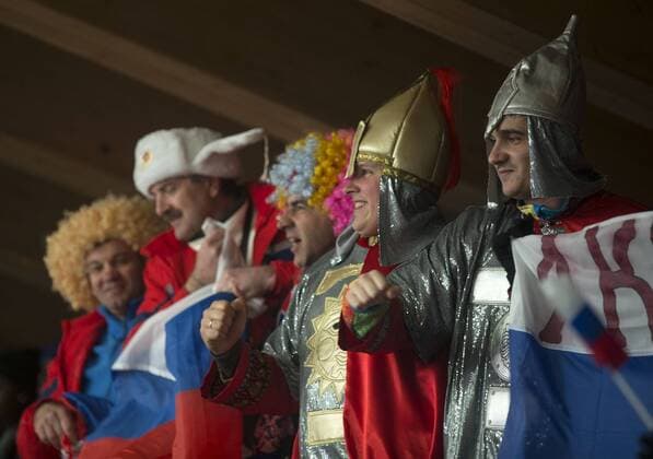 (140219) -- SOCHI, Feb. 19, 2014 (Xinhua) -- Fans dressed in costumes watch the women s bobsleigh competition at the 2014 Sochi Winter Olympic Games in Sochi, Russia, Feb. 19, 2014. 