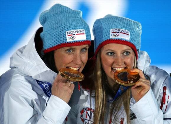 ITAR-TASS: SOCHI, RUSSIA. FEBRUARY 20, 2014. Gold medalists, Norway s Marit BjÃ¶rgen (L) and Ingvild Flugstad Ã–stberg pose with their medals at a victory ceremony for the women s cross-country skiing team sprint classic at the 22nd Winter Olympic Games in Sochi, at Medals Plaza.  Aufmacher premiumd 1814