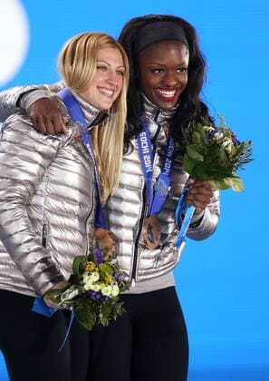 OLYMPIA - Olympische Spiele 2014 SOTSCHI,RUSSLAND,20.FEB.14 - DIVERS, OLYMPIA, BOB - Olympische Winterspiele Sotschi 2014, Zweierbob, 2er der Damen, Siegerehrung, Medaillenvergabe am Medal Plaza. Bild zeigt Jamie Greubel und Aja Evans (USA). Keywords: Medaillie. 