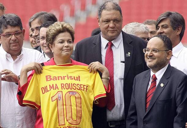 PORTO ALEGRE, Feb. 20, 2014 (Xinhua) -- Brazilian President Dilma Rousseff (L, Front) participates in the inaugural visit to Beira-Rio Stadium in Porto Alegre, Brazil, on Feb. 20, 2014. (Xinhua AGENCIA ESTADO) (ah) (sp) 