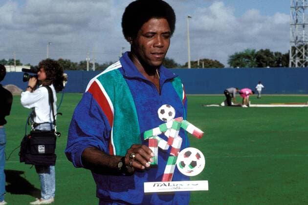 Nationaltrainer Francisco Maturana (Kolumbien) mit dem Maskottchen der WM 1990
