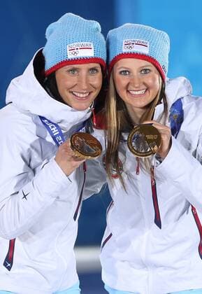 OLYMPIA - Olympische Spiele 2014 SOTSCHI,RUSSLAND,20.FEB.14 - DIVERS, OLYMPIA, SKI NORDISCH, LANGLAUF - Olympische Winterspiele Sotschi 2014, 6x1,3km Team Sprint der Damen, Siegerehrung, Medaillenvergabe am Medal Plaza. Bild zeigt Ingvild Flugstad Östberg und Marit BJörgen (NOR). Keywords: Medaille. 