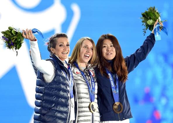(140221) -- SOCHI, Feb. 21, 2014 (Xinhua) -- Gold medalist Maddie Bowman (C) of the United States, silver medalist Marie Martinod (L) of France and bronze medalist Onozuka Ayana of Japan pose during the awarding ceremony for the ladies ski halfpipe of Freestyle Skiing at the 2014 Sochi Winter Olympic Games in Sochi, Feb. 21, 2014. (Xinhua Wang Yuguo) (SP)OLY-RUSSIA-SOCHI-FREESTYLE SKIING-LADIES SKI HALFPIPE FINAL 
