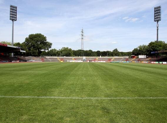 Fußball, Stadiongeschichte Rot-Weiß Oberhausen 21.02.2014, Oberhausen, Im Stadion Niederrhein in Oberhausen haben Polizei und Feuerwehr heute erhebliche Mängel an den Flutlichtmasten zur Lindnerstr. festgestellt, die Straße ist gesperrt, das für den 22.02.2014 geplante Spiel wird kurzfristig abgesagt. - SC Rot-Weiß Oberhausen
