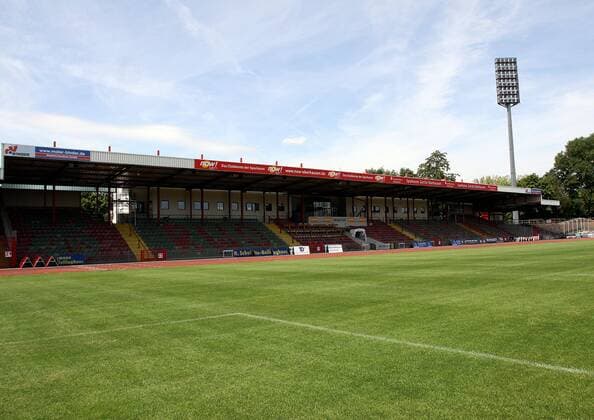 Fußball, Stadiongeschichte Rot-Weiß Oberhausen 21.02.2014, Oberhausen, Im Stadion Niederrhein in Oberhausen haben Polizei und Feuerwehr heute erhebliche Mängel an den Flutlichtmasten zur Lindnerstr. festgestellt, die Straße ist gesperrt, das für den 22.02.2014 geplante Spiel wird kurzfristig abgesagt. - SC Rot-Weiß Oberhausen