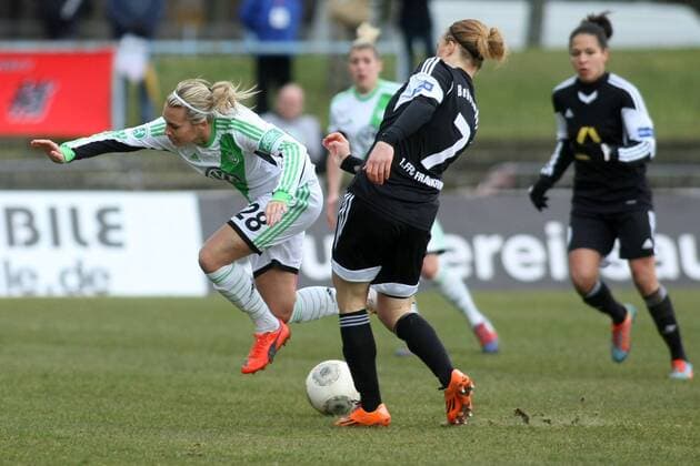 Frauen-Bundesliga, 11. Spieltag: 1. FFC Frankfurt - VfL Wolfsburg am Samstag (22.02.2014) im Stadion am Brentanobad in Frankfurt am Main. Lena Goeßling (VfL Wolfsburg, L), Melanie Behringer (1. FFC Frankfurt).