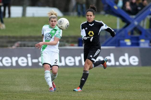 Frauen-Bundesliga, 11. Spieltag: 1. FFC Frankfurt - VfL Wolfsburg am Samstag (22.02.2014) im Stadion am Brentanobad in Frankfurt am Main. Luisa Wensing (VfL Wolfsburg, L), Celia Sasic (1. FFC Frankfurt).