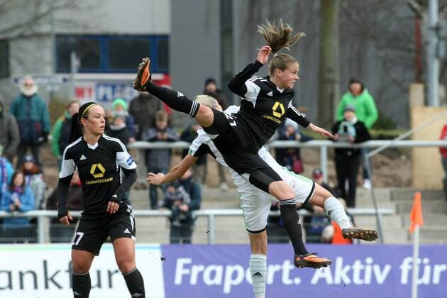 Frauen-Bundesliga, 11. Spieltag: 1. FFC Frankfurt - VfL Wolfsburg am Samstag (22.02.2014) im Stadion am Brentanobad in Frankfurt am Main. Ana-Maria Crnogorcevic (1. FFC Frankfurt, vorne), Zsanett Jakabfi (VfL Wolfsburg).
