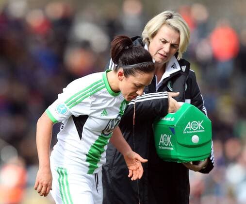Fussball, 1. Frauen-Bundesliga, 1. FFC Frankfurt - VfL Wolfsburg, v.li.: Nadine Keßler (VfL Wolfsburg) spuckt Blut nach Foul, Zusammenprall xmrx