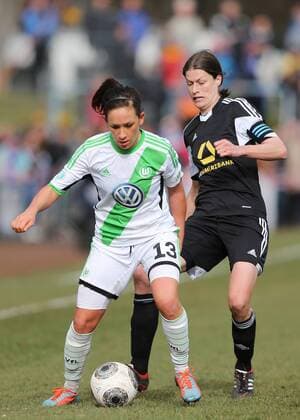 22.02.2014, xtvx, Fussball 1.Bundesliga, 1.FFC Frankfurt - VfL Wolfsburg, v.l. Zweikampf, Duell, duel, tackle, compete Nadine Kessler (VfL Wolfsburg) Kerstin Garefrekes (1. FFC Frankfurt)