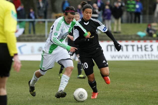 Frauen-Bundesliga, 11. Spieltag: 1. FFC Frankfurt - VfL Wolfsburg am Samstag (22.02.2014) im Stadion am Brentanobad in Frankfurt am Main. Viola Odebrecht (VfL Wolfsburg, L), Dzsenifer Marozsan (1. FFC Frankfurt).