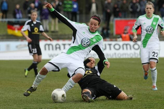 Frauen-Bundesliga, 11. Spieltag: 1. FFC Frankfurt - VfL Wolfsburg am Samstag (22.02.2014) im Stadion am Brentanobad in Frankfurt am Main. Viola Odebrecht (VfL Wolfsburg, L), Dzsenifer Marozsan (1. FFC Frankfurt).